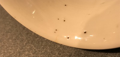 Twee blauwwitte rouleau vazen met horizontale vlakverdeling met draken, Kangxi