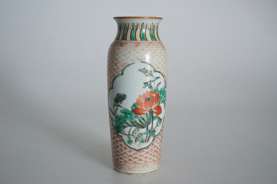 Een Chinese wucai rouleau vaas met florale medaillons, Transitie periode