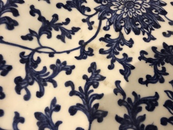 Een grote Chinese blauwwitte schotel met lotus scrolls, Qianlong merk en periode