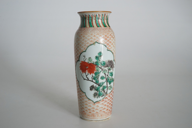 Een Chinese wucai rouleau vaas met florale medaillons, Transitie periode