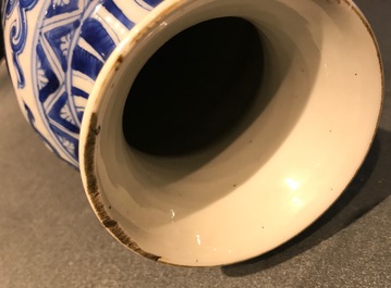 Twee blauwwitte rouleau vazen met horizontale vlakverdeling met draken, Kangxi
