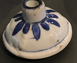 Drie Chinese blauwwitte Hatcher cargo type mosterdpotjes met deksels, Transitie periode