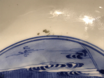 Een Chinees blauwwit bord met figurendecor, Yongzheng merk en periode