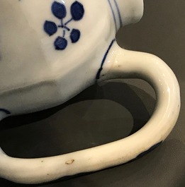 Drie Chinese blauwwitte Hatcher cargo type mosterdpotjes met deksels, Transitie periode