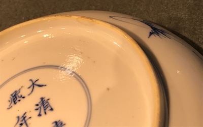Une paire d'assiettes en porcelaine de Chine bleu et blanc aux d&eacute;cors d'un sage sur un &acirc;ne, marque et &eacute;poque de Kangxi