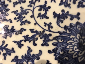 Een grote Chinese blauwwitte schotel met lotus scrolls, Qianlong merk en periode