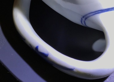 Drie Chinese blauwwitte Hatcher cargo type mosterdpotjes met deksels, Transitie periode