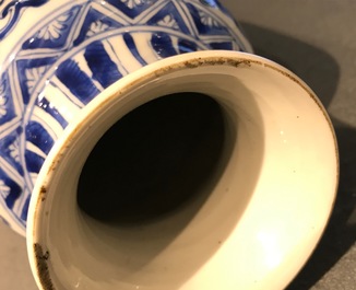 Twee blauwwitte rouleau vazen met horizontale vlakverdeling met draken, Kangxi