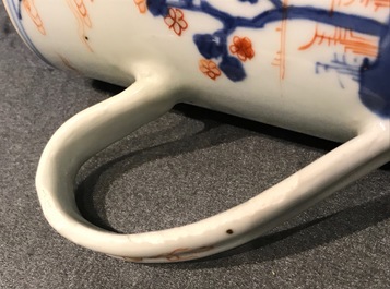 Une paire de chopes en pocelaine de Chine de style Imari, Kangxi