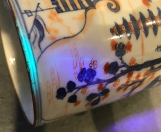 Une paire de chopes en pocelaine de Chine de style Imari, Kangxi