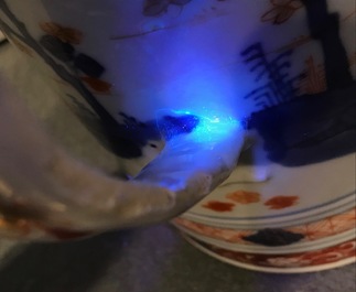 Une paire de chopes en pocelaine de Chine de style Imari, Kangxi