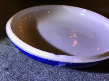 Drie ronde Chinese blauwwitte en famille rose dekseldoosjes, 19/20e eeuw
