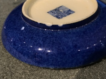 Drie ronde Chinese blauwwitte en famille rose dekseldoosjes, 19/20e eeuw