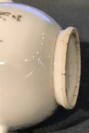 Une verseuse en porcelaine de Chine qianjiang cai, 19&egrave;me