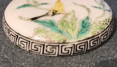 Drie ronde Chinese blauwwitte en famille rose dekseldoosjes, 19/20e eeuw