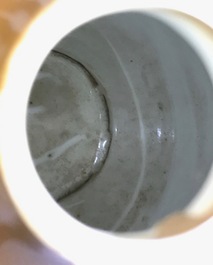 Une verseuse en porcelaine de Chine qianjiang cai, 19&egrave;me