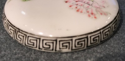 Drie ronde Chinese blauwwitte en famille rose dekseldoosjes, 19/20e eeuw