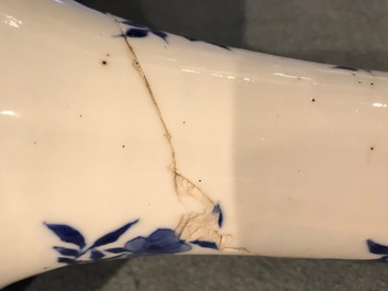 Un vase de forme bouteille en porcelaine de Chine bleu et blanc, marque et &eacute;poque de Kangxi