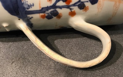 Une paire de chopes en pocelaine de Chine de style Imari, Kangxi