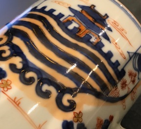 Une paire de chopes en pocelaine de Chine de style Imari, Kangxi