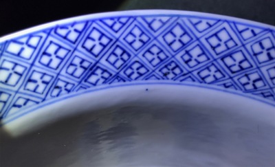Een Chinese blauwwitte klapmutskom, Kangxi merk en periode