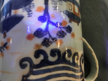 Une paire de chopes en pocelaine de Chine de style Imari, Kangxi