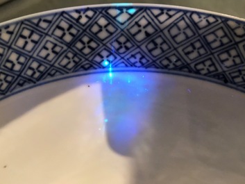 Een Chinese blauwwitte klapmutskom, Kangxi merk en periode