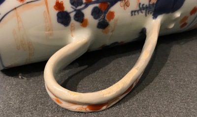 Une paire de chopes en pocelaine de Chine de style Imari, Kangxi