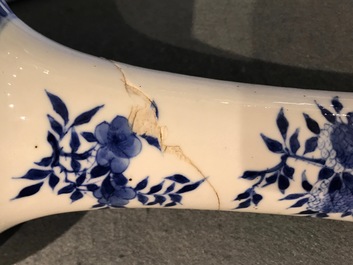 Un vase de forme bouteille en porcelaine de Chine bleu et blanc, marque et &eacute;poque de Kangxi