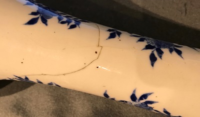 Un vase de forme bouteille en porcelaine de Chine bleu et blanc, marque et &eacute;poque de Kangxi