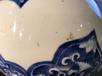 Un vase de forme bouteille en porcelaine de Chine bleu et blanc, marque et &eacute;poque de Kangxi