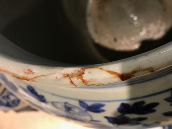 Een grote Chinese blauwwitte balustervaas met feniksen, 19e eeuw