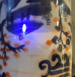 Une paire de chopes en pocelaine de Chine de style Imari, Kangxi