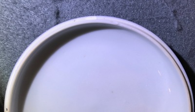 Drie ronde Chinese blauwwitte en famille rose dekseldoosjes, 19/20e eeuw