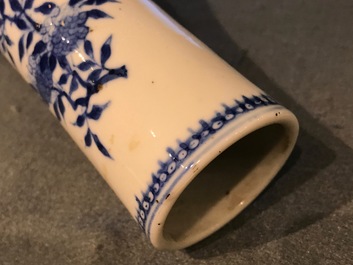 Un vase de forme bouteille en porcelaine de Chine bleu et blanc, marque et &eacute;poque de Kangxi