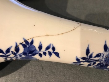 Un vase de forme bouteille en porcelaine de Chine bleu et blanc, marque et &eacute;poque de Kangxi