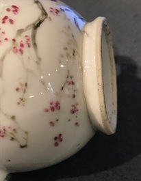 Une verseuse en porcelaine de Chine qianjiang cai, 19&egrave;me