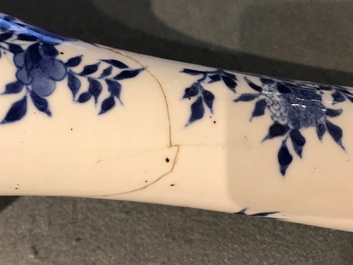 Un vase de forme bouteille en porcelaine de Chine bleu et blanc, marque et &eacute;poque de Kangxi