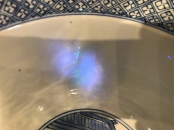 Een Chinese blauwwitte klapmutskom, Kangxi merk en periode