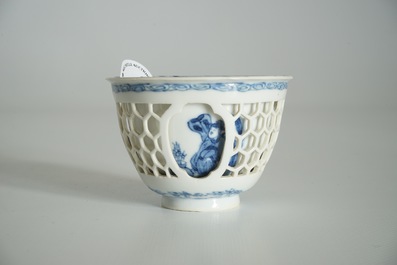 Un bol &agrave; double parois en porcelaine de Chine bleu et blanc, Kangxi