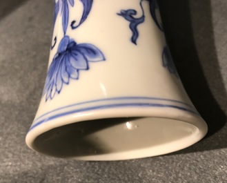 Een Chinese blauwwitte flesvormige vaas, Transitie periode