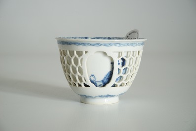 Un bol &agrave; double parois en porcelaine de Chine bleu et blanc, Kangxi