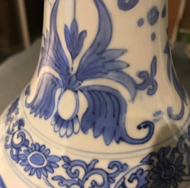 Een Chinese blauwwitte flesvormige vaas, Transitie periode