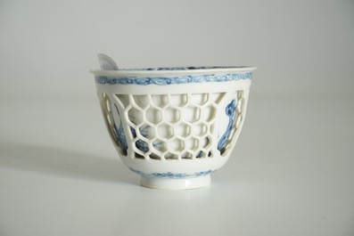 Un bol &agrave; double parois en porcelaine de Chine bleu et blanc, Kangxi