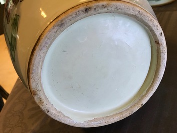 Twee Chinese famille rose vazen met hofsc&egrave;nes en florale decors, 19/20e eeuw
