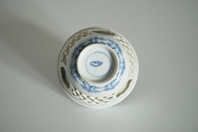 Un bol &agrave; double parois en porcelaine de Chine bleu et blanc, Kangxi