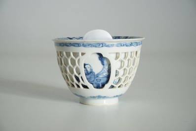 Un bol &agrave; double parois en porcelaine de Chine bleu et blanc, Kangxi
