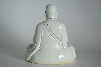 Een grote Chinees porseleinen figuur van een zittende Luohan, 20e eeuw