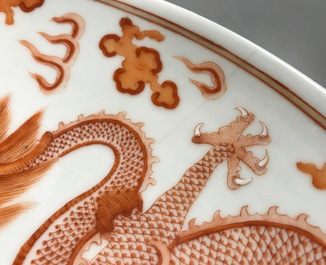Een Chinese ijzerrode en oranje drakenschotel, Guangxu merk en periode