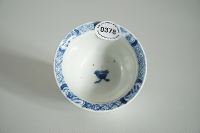 Un bol &agrave; double parois en porcelaine de Chine bleu et blanc, Kangxi